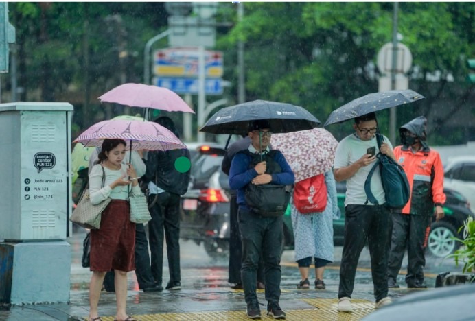 Hindari lelahnya macet saat hujan di Jakarta dengan beralih ke transportasi umum. Cek rute dan jadwal MRT hingga TransJakarta di aplikasi JAKI.